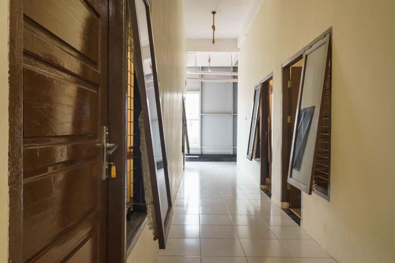 Готель Reddoorz Syariah Near Lubang Jepang Букіттінгі Екстер'єр фото